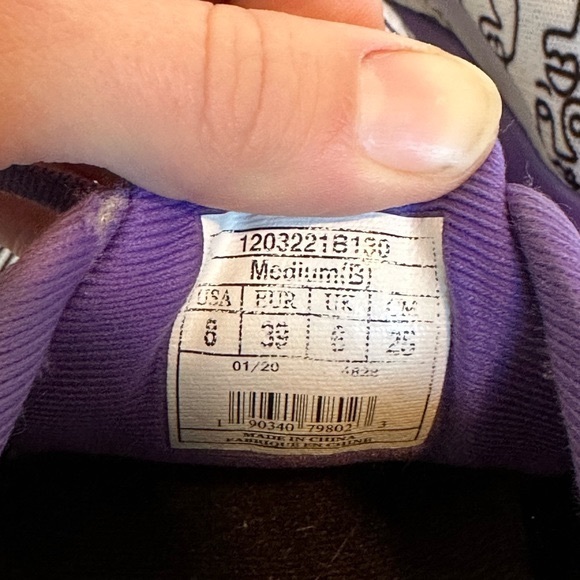 LIMITED EDITION Brooks Women's Running Shoes SIZE 8 - Picture 9 of 10